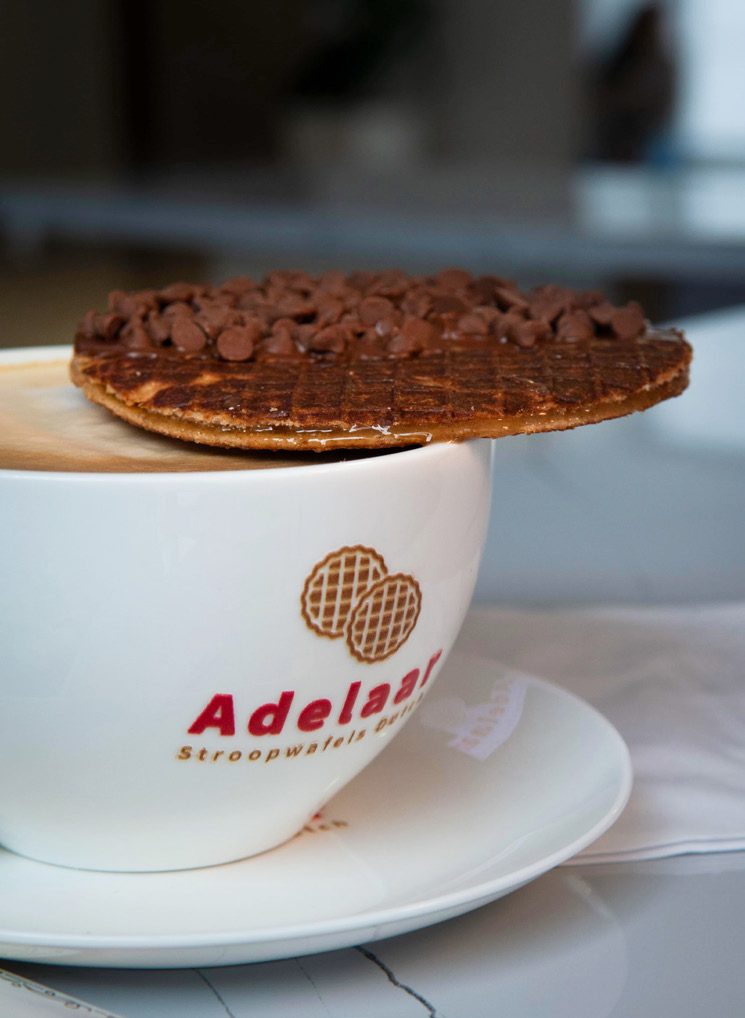 Stroopwafel calentándose sobre una taza de café