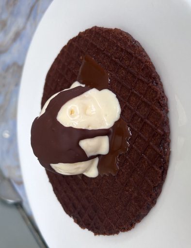 Stroopwafel con helado de yogurt artesanal