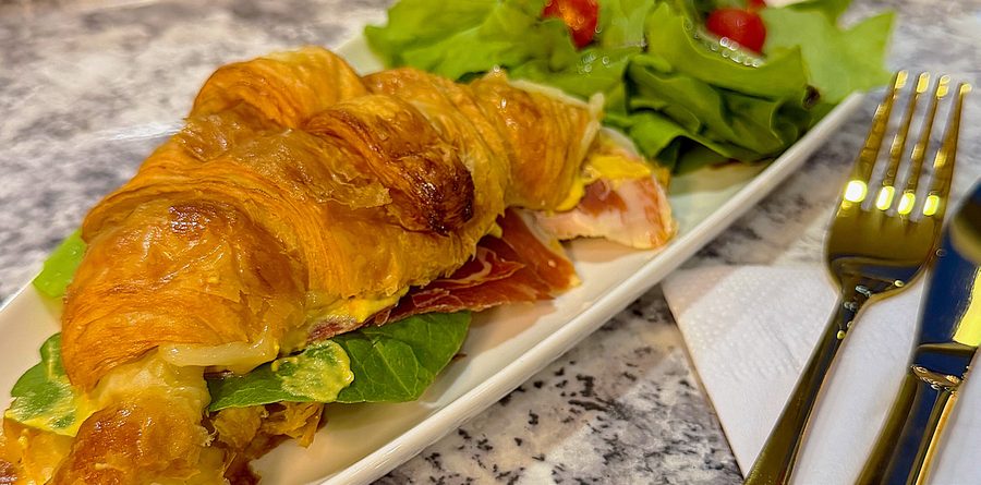 Croissant Européen con jamón serrano, provolone y arúgula